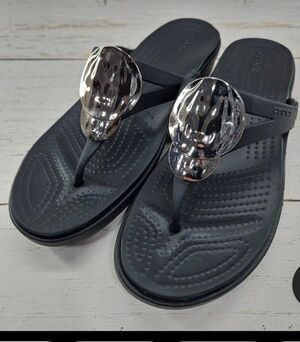 Crocs Sanrah 11 Black Hammered Silver Metallic Circles Wedge Sandals